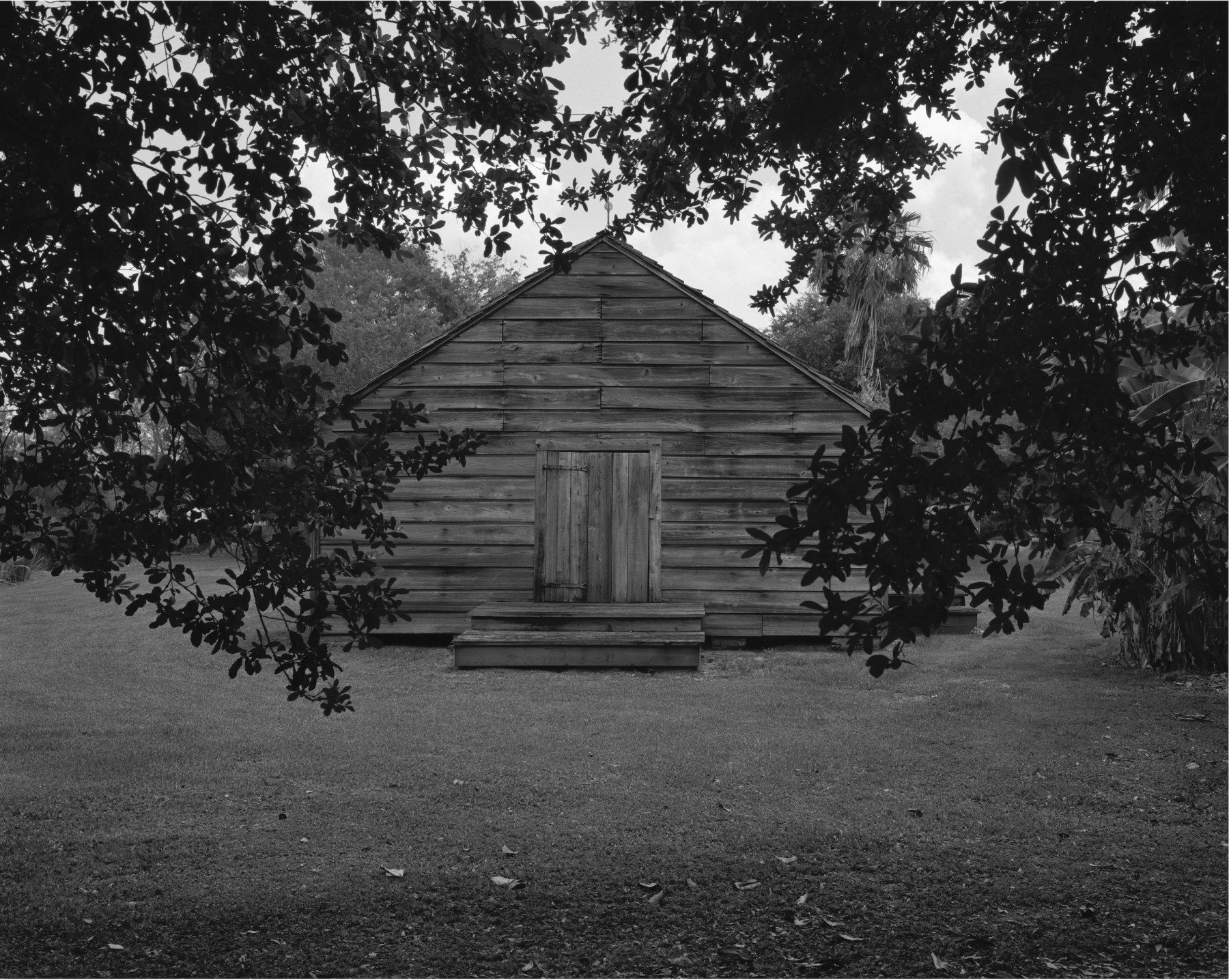 Trees and Barn, 2019
gelatin silver print
framed: 49 x 60 x 2 inches (124.5 x 152.4 x 5.1 cm)
edition of 6 with 2 APs&nbsp;
(DB-ITHP.19.04.2)